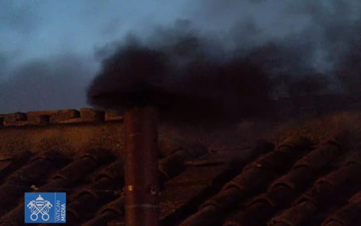 У Ватикані чорний дим: кардинали не обрали Папу Римського з першого разу