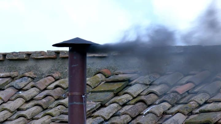 З даху Сикстинської капели у Ватикані - знову чорний дим: нового Папи ще немає