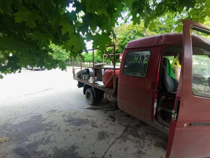 На Харківщині війська рф скинули FPV-дрон на авто "ГАЗ", є поранений