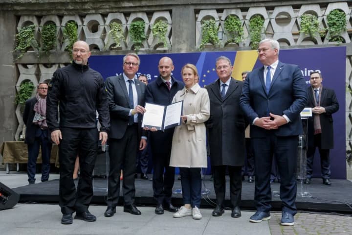 Украина получит от ЕС на закупку оружия €1,9 млрд за счет замороженных активов рф - Шмыгаль