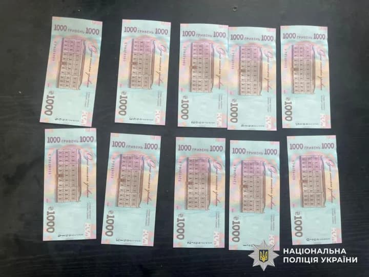 After a month of living together, the guy stole 300,000 hryvnias from the girl and took a taxi to Odesa