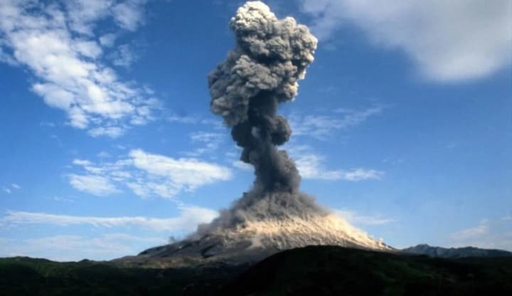 На камчатці вулкан каримський викинув попіл на 3,5 км: авіасполучення призупинено