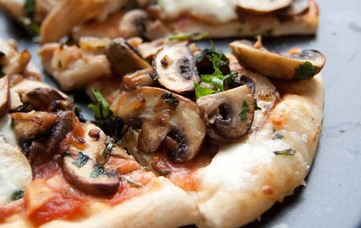 Домашня піца для недільної вечері: 3 смачних рецепти
