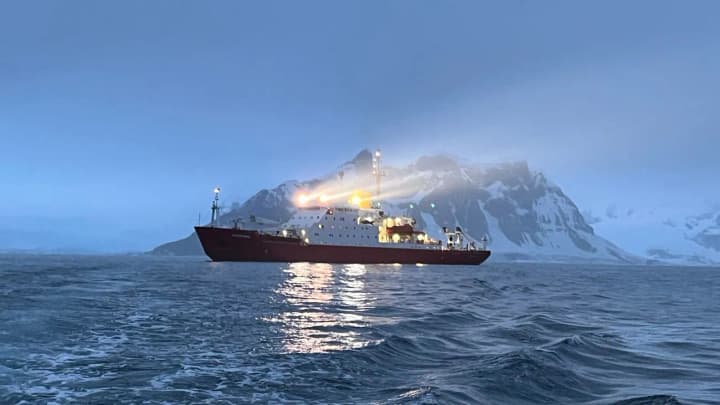 Криголам "Ноосфера" завершив четвертий антарктичний сезон 