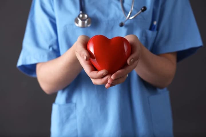 Всемирный день медицинских сестер, Всемирный день меланомы: что еще отмечают 12 мая