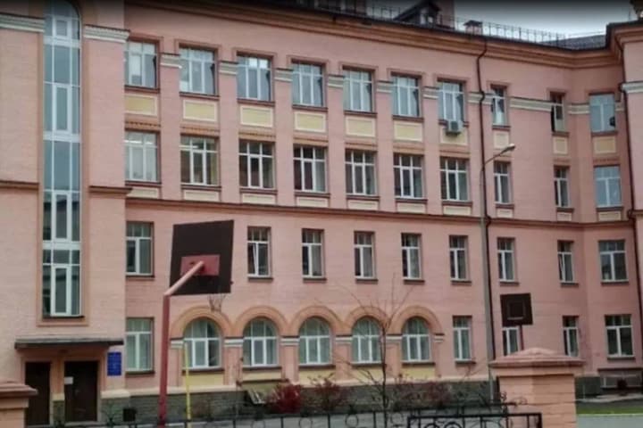 Бюджет тріщить, посуд блищить: у Києві на стаканах та ложках для шкільних укриттів вкрали 150 тис грн