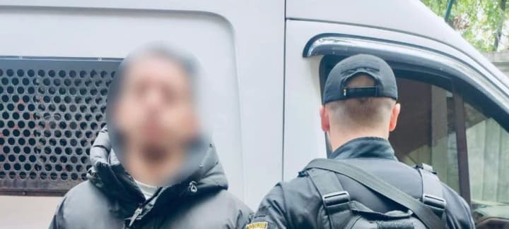 Перевел чужие 4 млн грн жене на карту: африканца экстрадировали из Германии и взяли под стражу в Украине