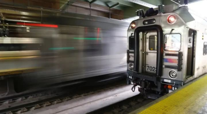 Безпрецедентний страйк машиністів у Нью-Джерсі паралізував залізницю: 350 000 пасажирів у скрутному становищі 