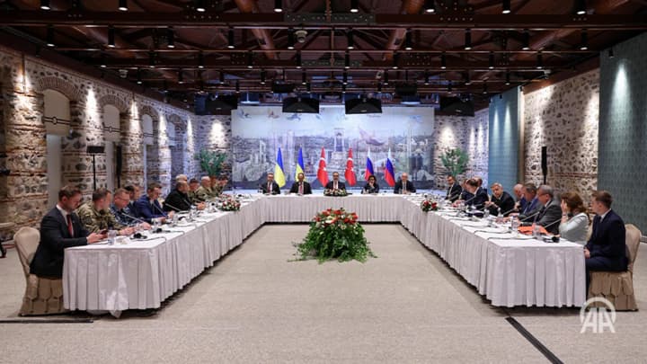 У Стамбулі проходить тристороння зустріч Туреччини, рф та України: перші кадри