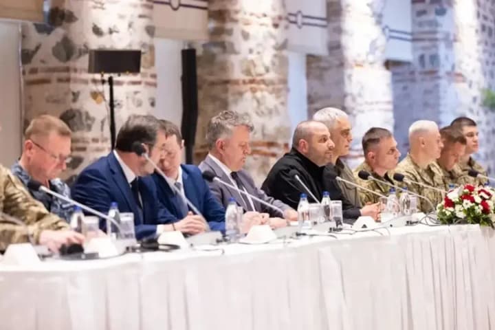 The Ukrainian delegation at the negotiations communicates with the Russians through an interpreter - media