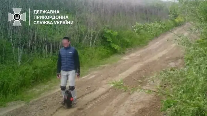 Чоловік намагався втекти до Словаччини на моноколесі: його затримали