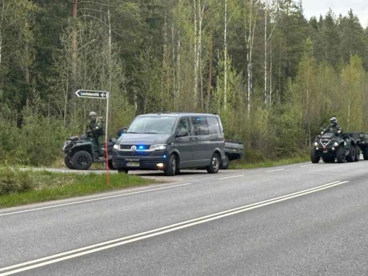 На заході Фінляндії зіткнулися два цивільні гвинтокрили: деталі