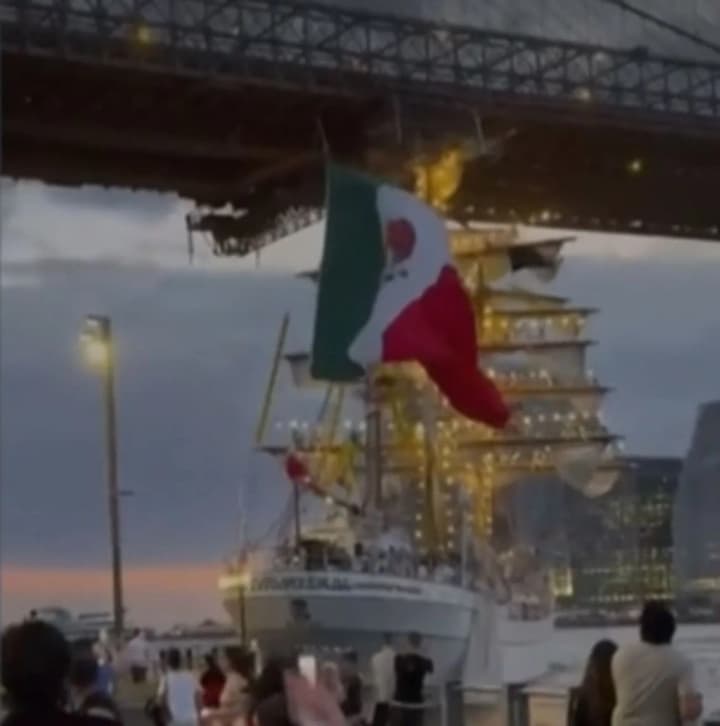 Судно ВМС Мексики протаранило Бруклінський міст: двоє людей загинули та щонайменше 19 отримали поранення