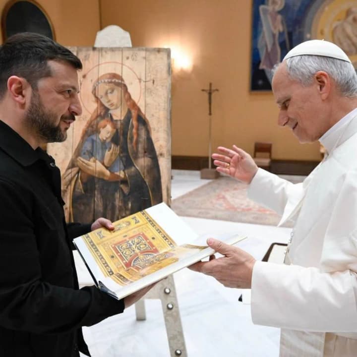 Zelenskyy presented Pope Francis with an icon painted on a weapon crate from Izium
