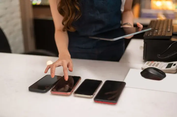 Гаджеты с "черного входа": как смартфоны и техника обходят таможню