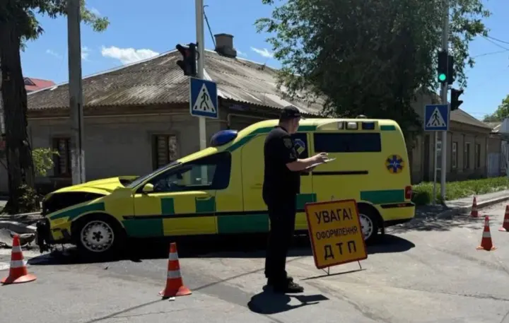 Семеро людей постраждали, одна з них - загинула: в Ізмаїлі зіткнулися "швидка" з легковиком