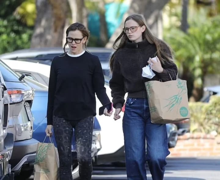 Вайолет Аффлек височіла над мамою, насолоджуючись спілкуванням під час канікул