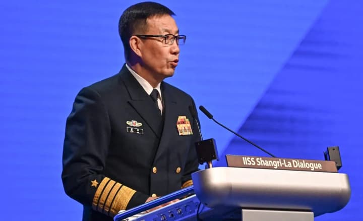 Китайського міністра оборони усунули? Пекін поки мовчить, а Сінгапур відвідає глава Пентагону