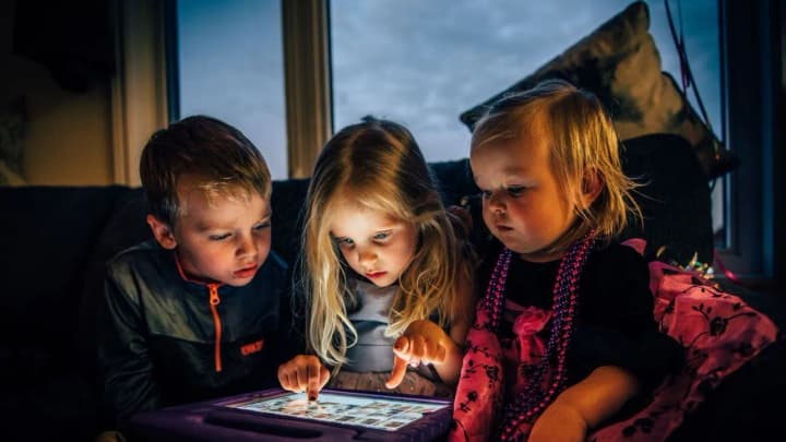 ЄС посилить правила використання дітьми Інтернету та соцмереж