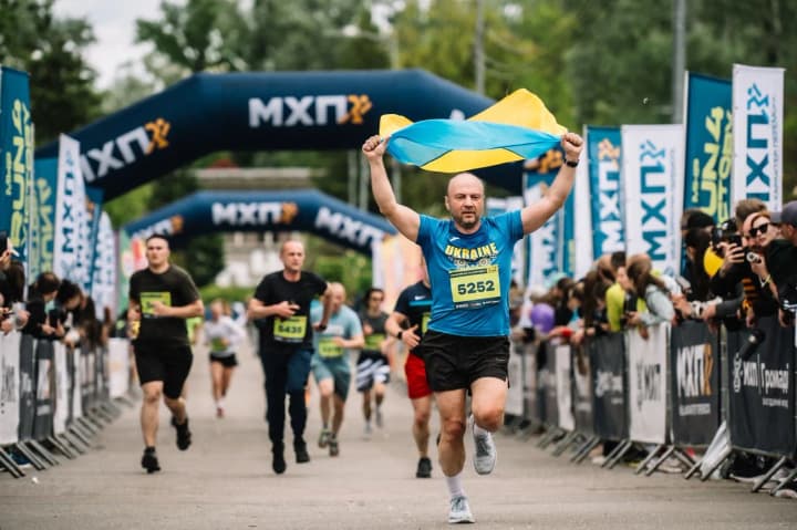 2 мільйони гривень на підтримку "Хартії" зібрали на марафоні MHP Run4Victory в Києві