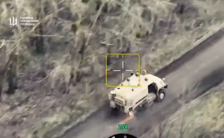 Номінація на дрифт року: у ГУР показали ефектне відео евакуації підбитого росіянами броньовика з поля бою