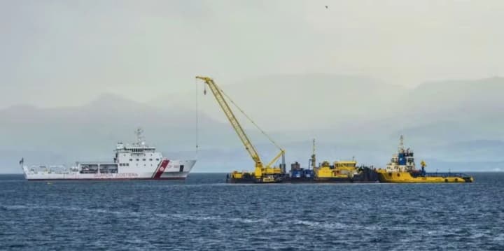 Перші основні частини суперяхти "Bayesian" піднято з морського дна біля узбережжя Сицилії