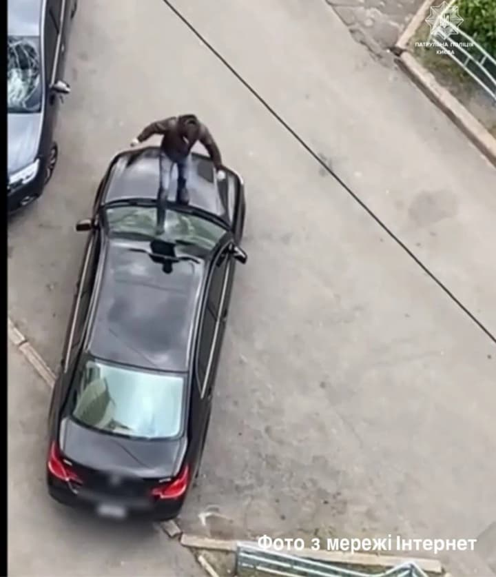 Jumping on cars and breaking glass with his feet: law enforcement officers detained the offender in the capital