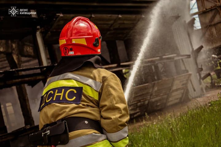 Масштабна пожежа на території Білоцерківської ТЕЦ: рятувальники показали кадри з ліквідації