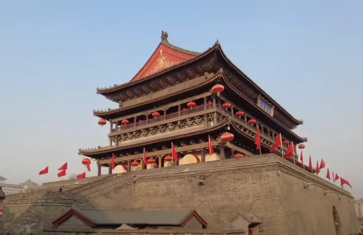 Туристи розбігалися в паніці: у Китаї обвалилася 600-річна Барабанна вежа Фен'ян