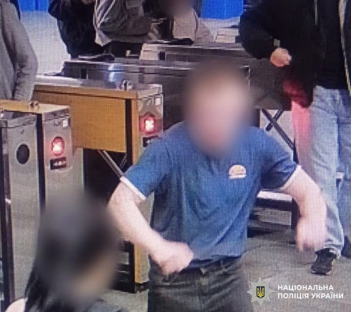 У Києві чоловік напідпитку розбив скло у метро, бо хотів потрапити у сусідній вагон - поліція