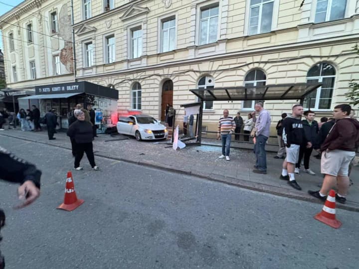 Accident in Lviv: two cars demolished a bus stop, a 21-year-old girl was injured