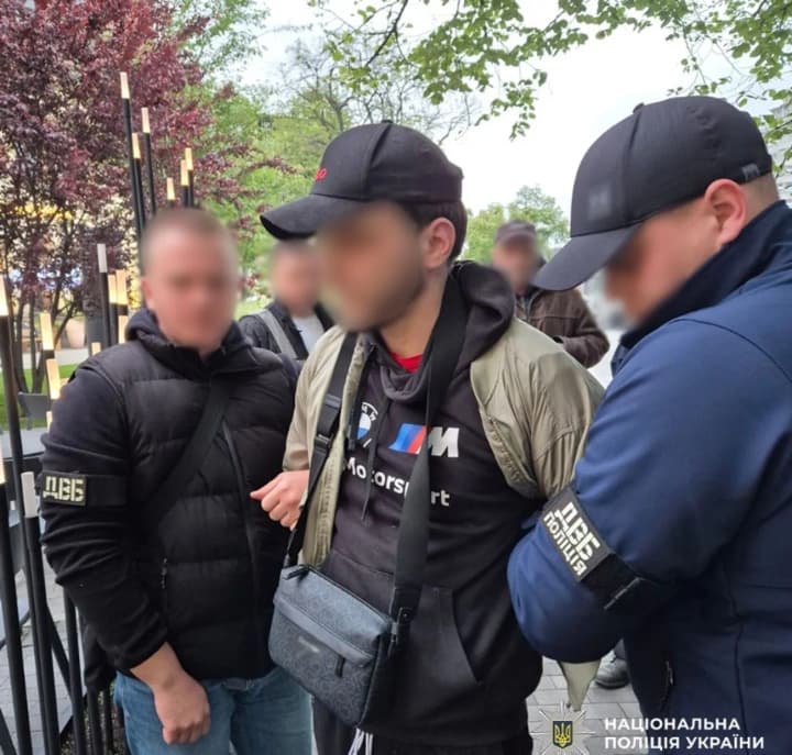 In Kyiv, the owner of a barbershop organized a channel for evaders for $14,000