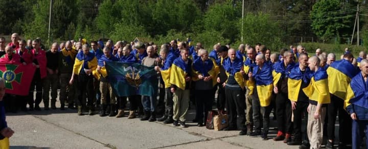 Первые эмоции освобожденных из плена: слезы радости и облегчения