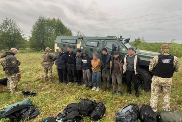 Нелегали з Афганістану намагались проникнути з білорусі до України: прикордонних затримали 8 іноземців