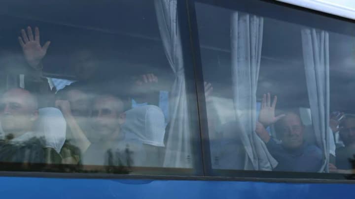 Второй день большого обмена: среди освобожденных рядовые и сержанты, 27 защитников Мариуполя - детали и кадры