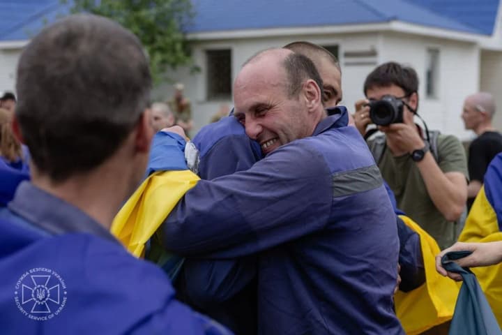 Второй день обмена "1000 на 1000": появились новые эксклюзивные кадры с освобожденными защитниками