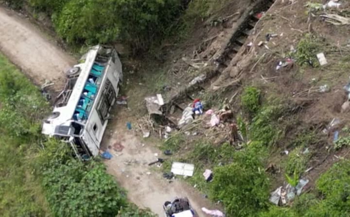 Университетский туристический автобус разбился в Колумбии: по меньшей мере десять человек погибли