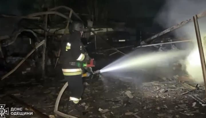 The fire engulfed 20 cars: rescuers put out a fire in the Odesa region that occurred in a parking lot after an enemy attack