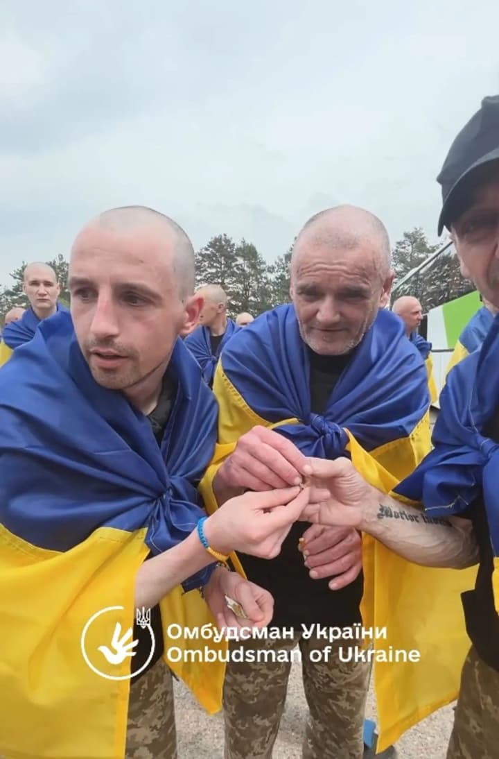  "Три роки ми не їли шоколаду": звільнені українські військовополонені зізнались, що сумували за солодким