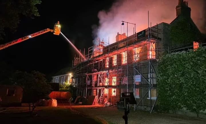 В Лондоне сгорел Hollybush House – исторический особняк XVIII века