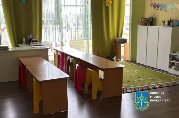Директорку дитсадка у Києві, де зі сходів впав хлопчик, судитимуть через підроблені медичні книжки