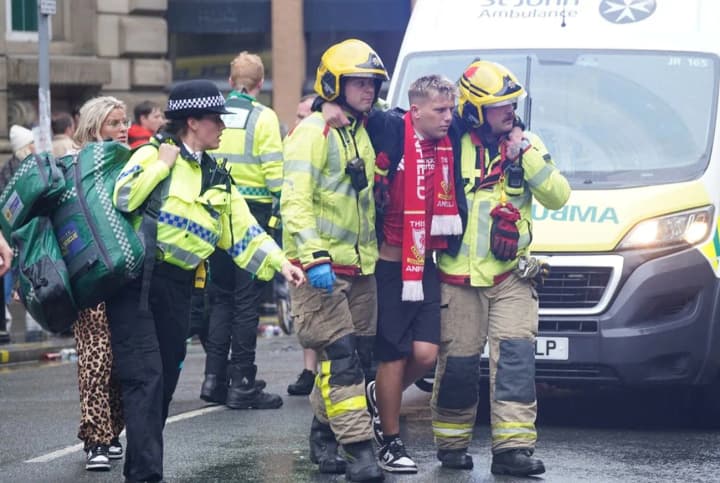 In Britain, a car drove into a crowd of Liverpool football fans, there is a detainee.
