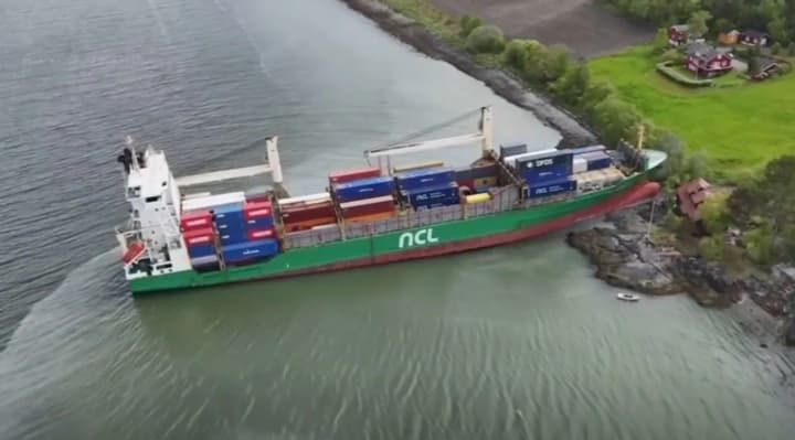 В Норвегии предъявили обвинения второму помощнику капитана судна, которое едва не въехало во двор частного дома