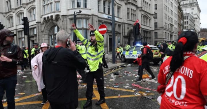 Поліція: водій, який в'їхав у вболівальників футбольного клубу Ліверпуль, діяв самостійно - інцидент не розглядається як теракт