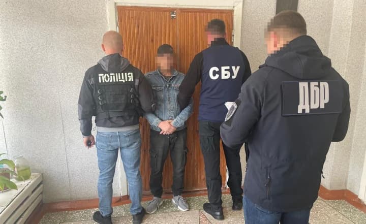 На Донеччині затримано поліцейського за торгівлю трофейною зброєю - ДБР