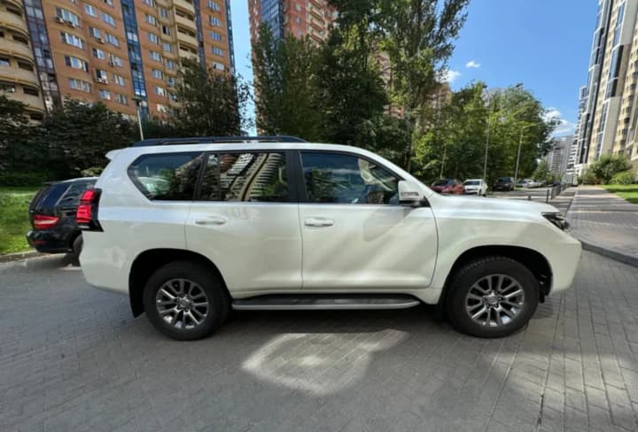 In Moscow, a box was found attached to the bottom of an SUV belonging to an official of the Russian Guard - Russian media