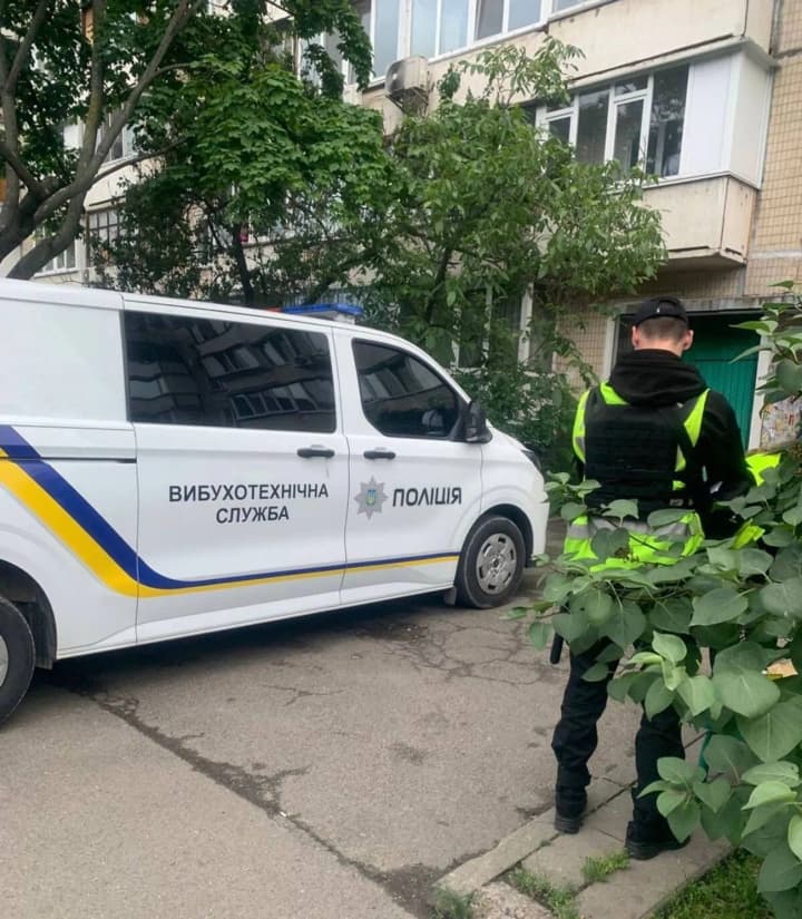 У Києві стався вибух біля житлового будинку: поліцейські зʼясовують обставини