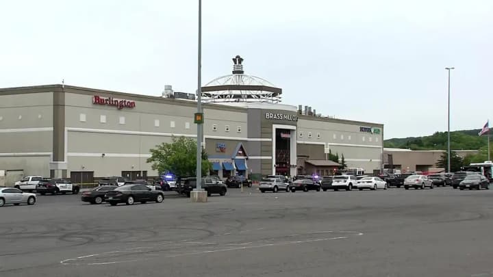 5 человек пострадали во время стрельбы в торговом центре в США