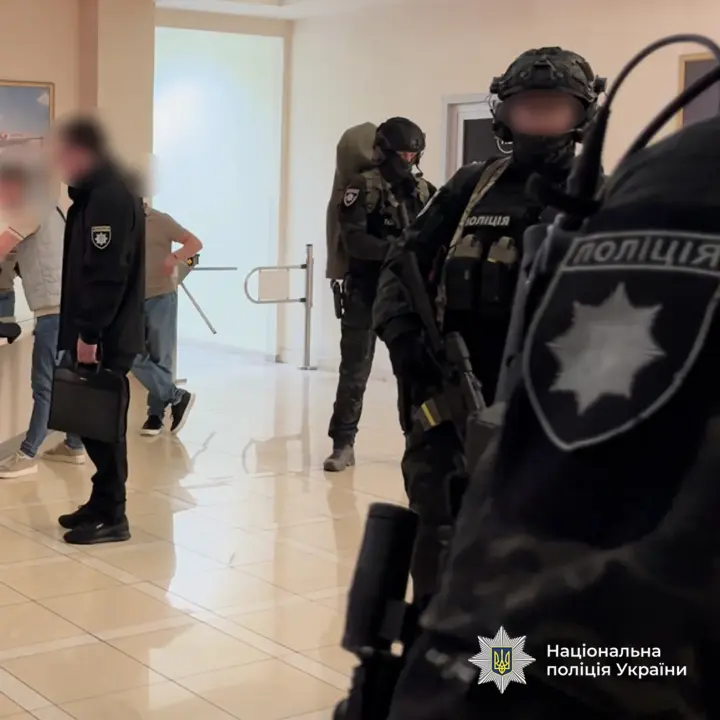 Привласнили та “відмили” кошти однієї з найбільших нафтопереробних компаній України: правоохоронці провели майже 50 обшуків