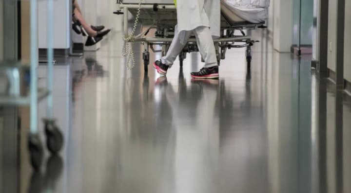 Уряд ухвалив одноразові виплати у розмірі 200 тис грн деяким категорія випускників медичних вишів: хто їх отримає